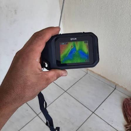 Câmera termográfica para identificar umidade