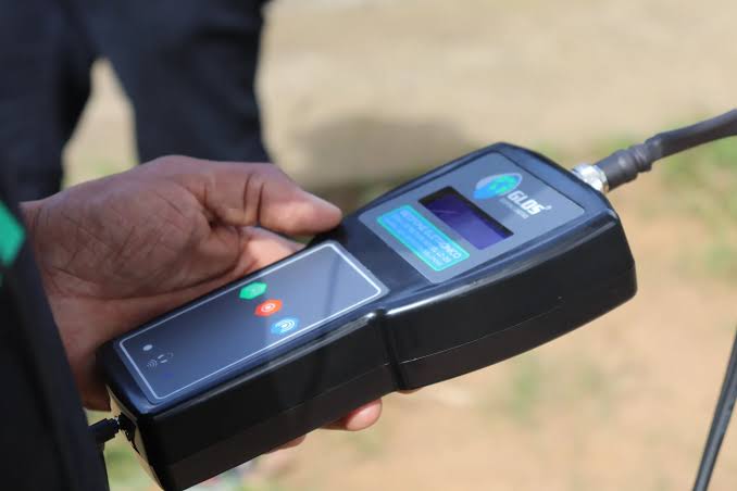Geofone eletrônico para detecção de vazamentos