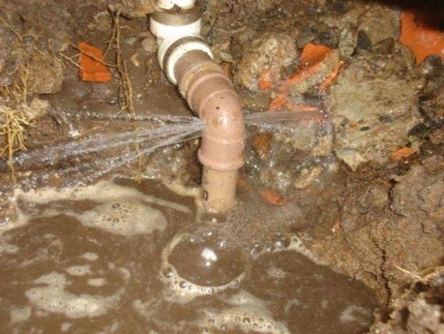 Torneiras e conexões de tubulação vazando