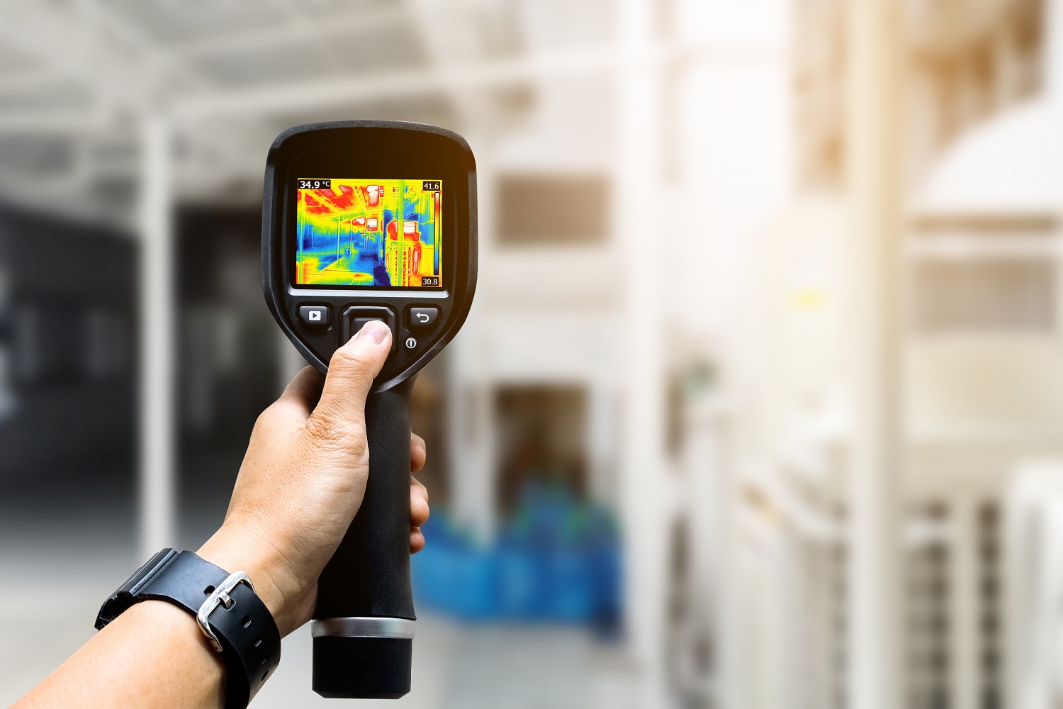 Técnico realizando diagnóstico de tubulação com câmera termográfica