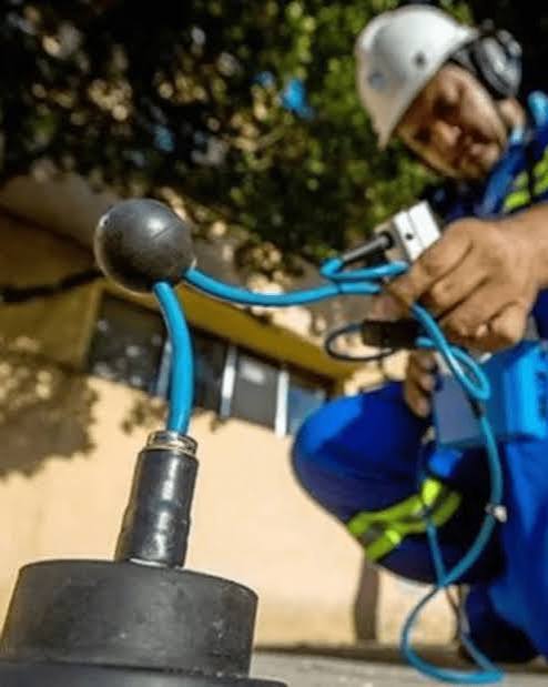 Técnico fazendo inspeção em apartamento com equipamento eletrônico